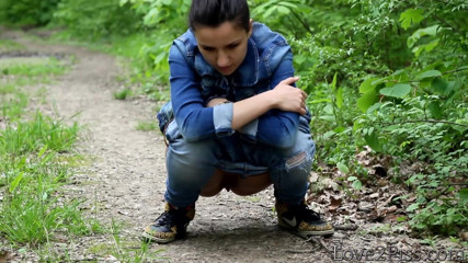 Love 2 Piss: Wszystko naturalne - Ingrid sika i wyciera się liściem, kilka prób...