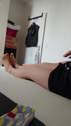 Nylonjunge: Nylonjunge en el camisón y medias en la cama