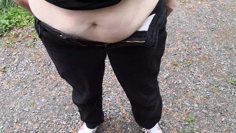 Bouncy Tits Action: Plimbare cu pedeapsa - umplându-și sutienul și chiloții în pădure