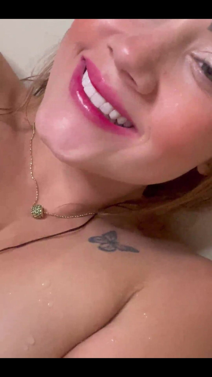 Sara Blonde: Sara Blonde in Her First Live Show Gets Very Hot...