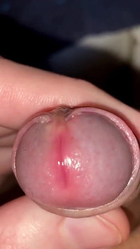 Je joue avec mon petit prépuce jusqu'à ce qu'il jouisse