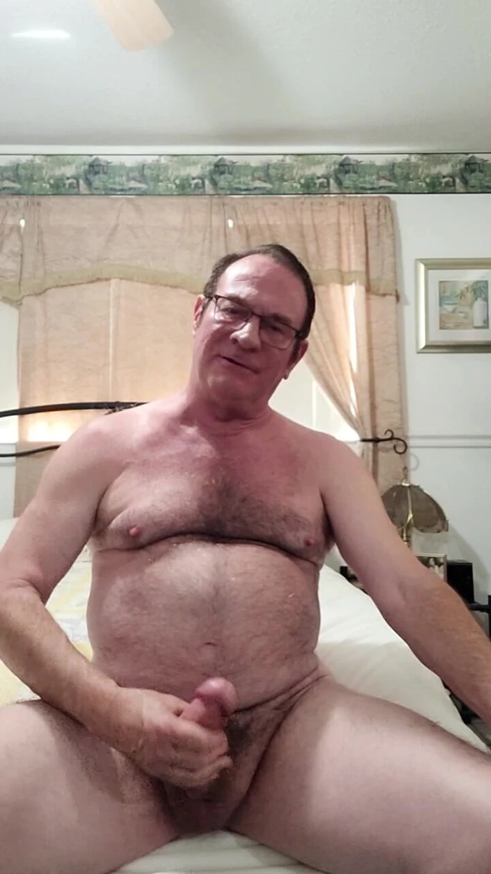 DaddyLNargo: Abuelo masturbándose y hablando