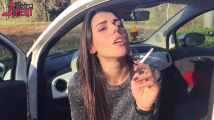 Smokin Fetish: Wunderschönes schätzchen raucht draußen eine zigarre