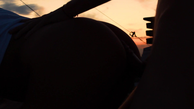 YeahHanna: 대학 옥상에서 여친에게 빠른 섹스를 선사해