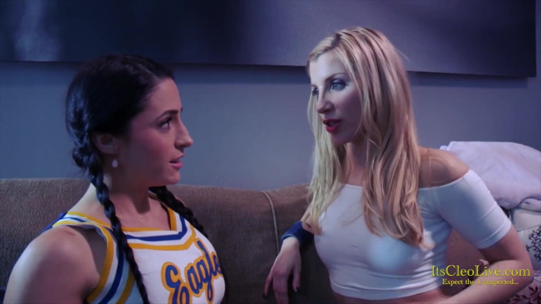 Cleo: Cleo e Ashley Fires usano un bel cazzo duro !!