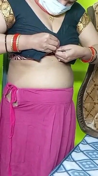 Indiancă frumoasă bhabhi în culoarea galbenă Sari.