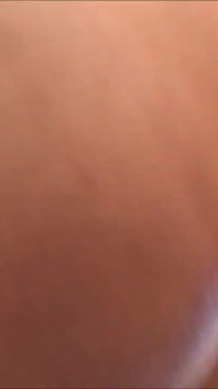 Bella miLF piscia dal vivo e la figa è aperta da un piccolo cazzo