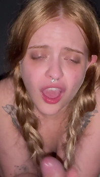 Ich spuckte der heißen Blondine ins Gesicht und kam in ihre Muschi