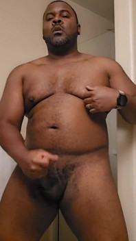 Urso com tesão acariciando pau escuro