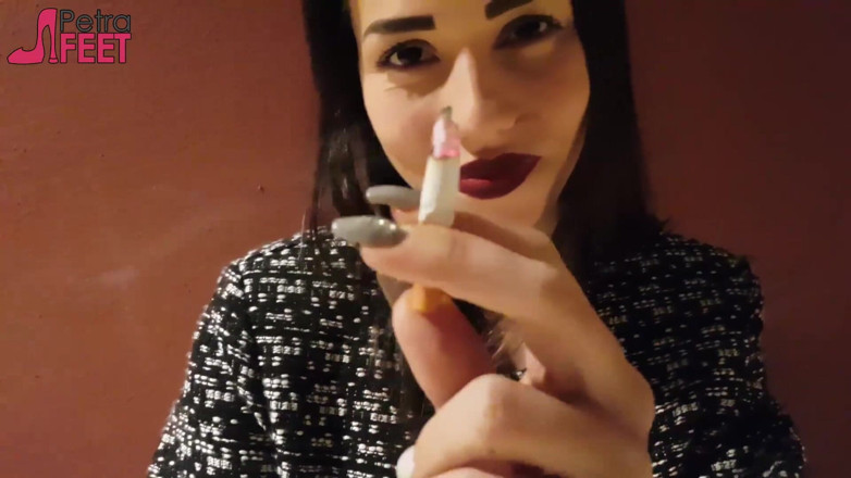 Smokin Fetish: Wspaniała brunetka lubi palić na zewnątrz