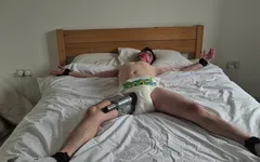 Chico atado a la cama