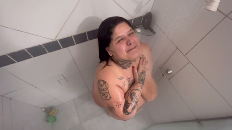 Mary Jhuana: Baño travieso conmigo