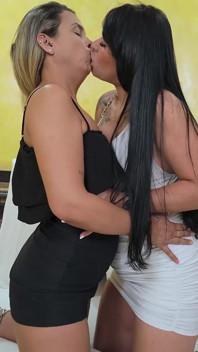 Hot MILF Teaches Me How to Kiss