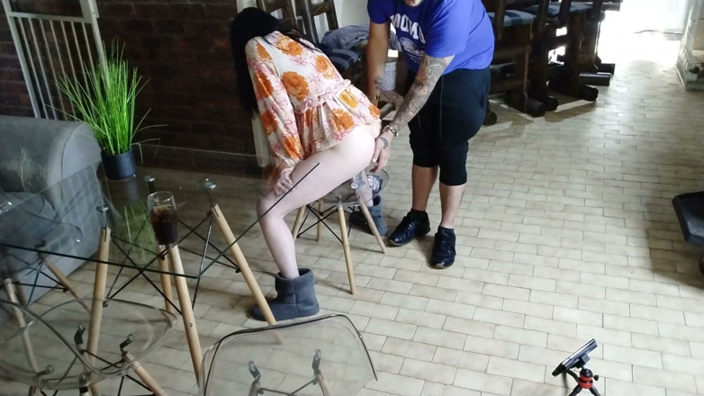Bigjoefuckalott: Tertangkap isteri kawan saya mengongkek dildonya di atas kerusi
