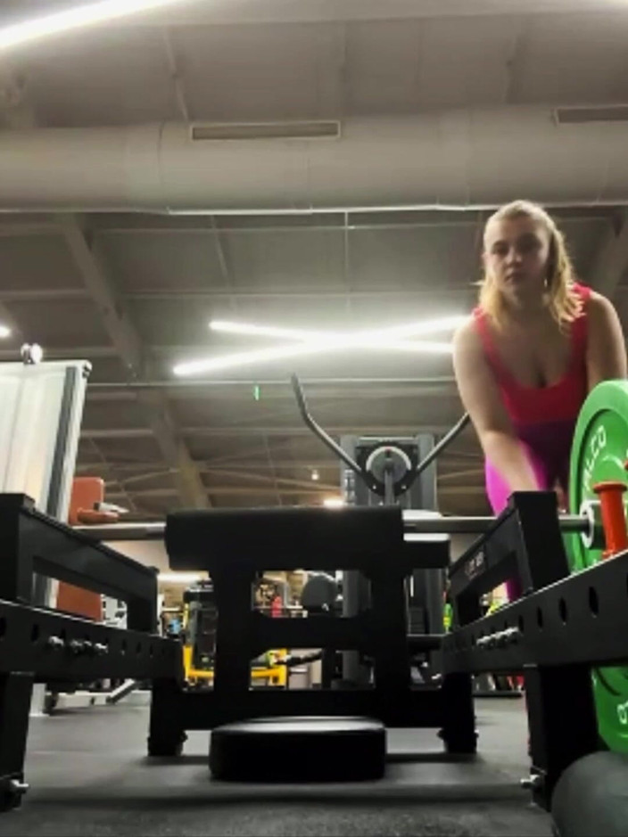 JuiceLussie: Sexy allenamento in palestra in leggins