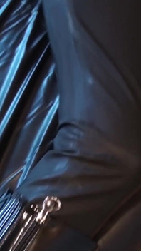 Danielle, în latex, se masturbează în costum de armată