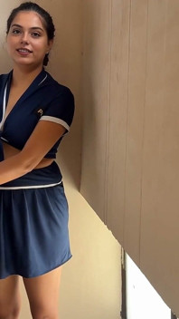 Zlý chlapec se setkává s divokou lady policajtkou! Za zamčenými dveřmi sledujte, jak se mu rozbíjí ego, když zoufale prosí, aby šel domů.