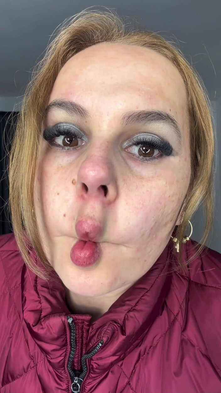 Emeli: Puckered Lips Face