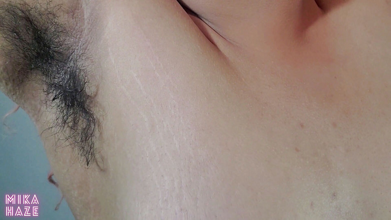 Mika Haze: Owłosiona cześć pod pachami