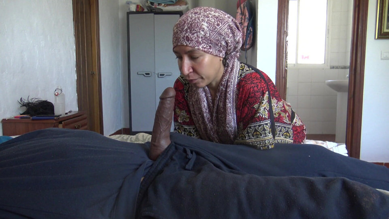 Souzan Halabi: Курдская милфа сосет чувак и позволяет ему кончить в ее зрелый рот