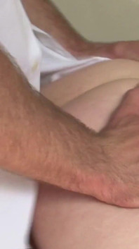 Misha Cross, enge muschi wird von Max Deeds auf dem boden gefickt