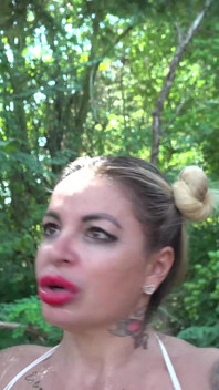 Une MILF sexy à forte poitrine fait un blowbang en plein air