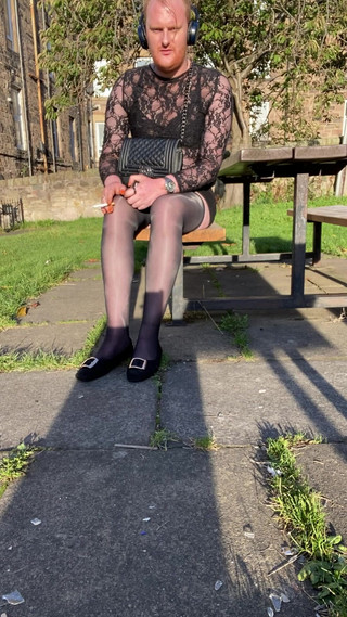 Ava Maxwell: Ava Maxwell ve veřejném parku lavicová hra a ukazování nohou