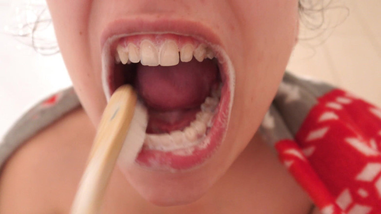 AmayaMori: 我的印度继妹刷牙，然后张开方嘴