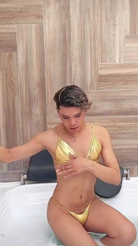 Jakuzili kadın kadın anal seks yapıyor