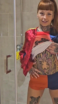Pinkeln durch mein harley Quinn-outfit