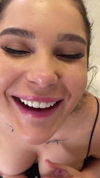 Mary bambola用她多汁的奶子在第一人称视角中抽插你的鸡巴