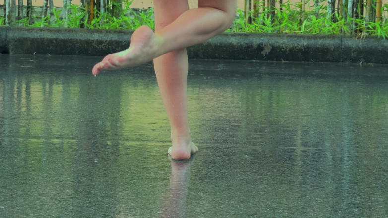 WildLonelyFlower: Bare Legs in the Rain