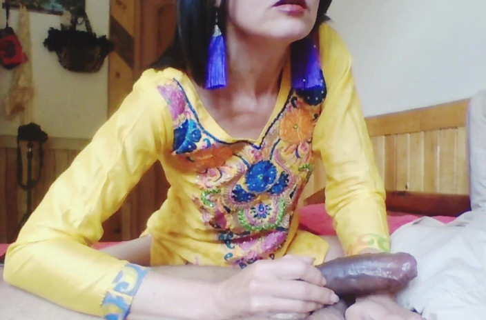 Bolly Karma: Sexy holka se ukazuje před svým přítelem