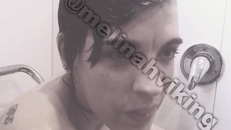 Melinah Viking: 젖어 있는 Luv Me