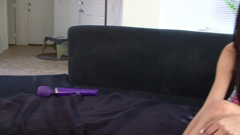 Young Sinner: Une grosse baguette vibrante qui masturbe le clitoris