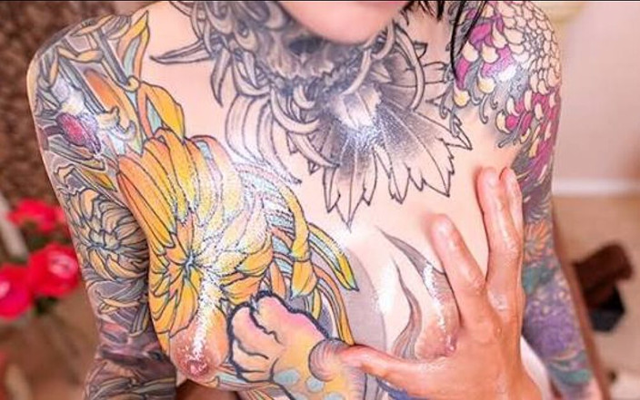 EAGLE-VR: A mulher bonita com muitas tatuagens recebe um relaxante e é...