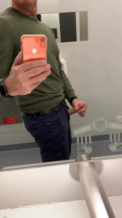 TJenner: 在火车站浴室里撸管。