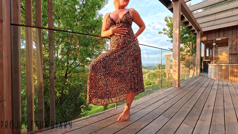 Projectsexdiary: 穿着利奥礼服的丰满女士在阳台户外做爱冒险 - projectsfundiary