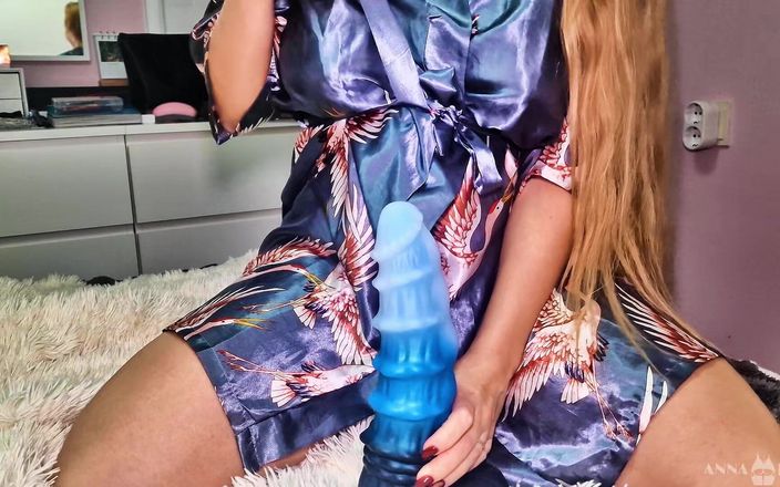 Anna Lynx: Allargo la mia figa su un enorme dildo fantasy