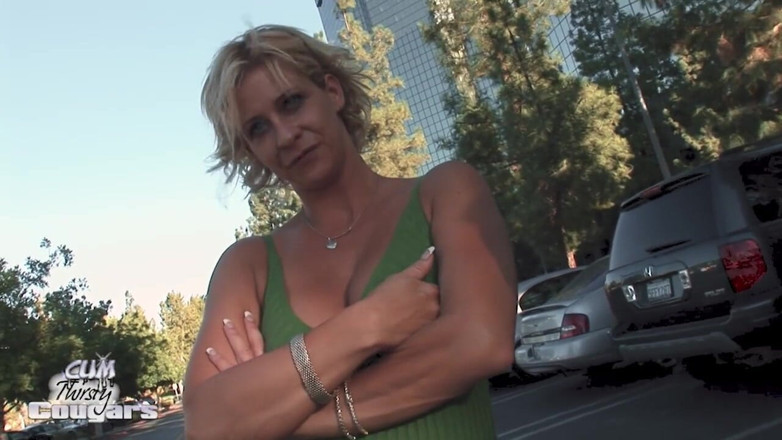 Inn Of Sin: Phyllisha Anne extiende su coño de milf para polla
