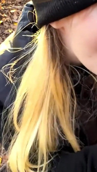 Charmante teef neukt haar strakke gaatjes. Dubbele penetratie. Orgasme