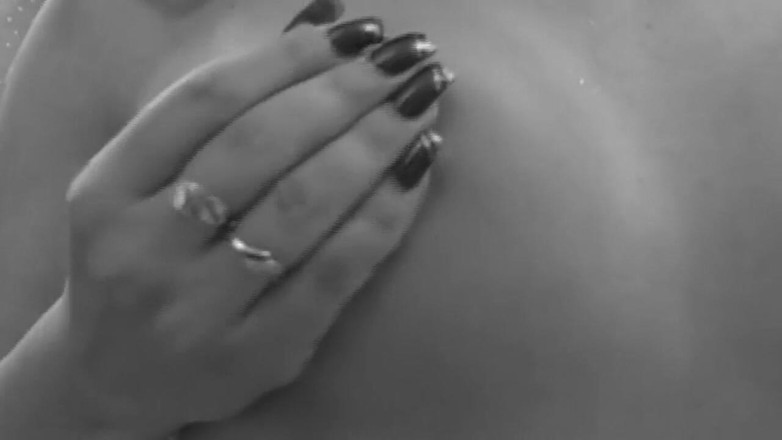Real Anal Stories: Due ragazze amano condividere un grosso cazzo nero