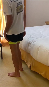 Zorgzame moeder leert seks aan maagdelijke stiefzoon