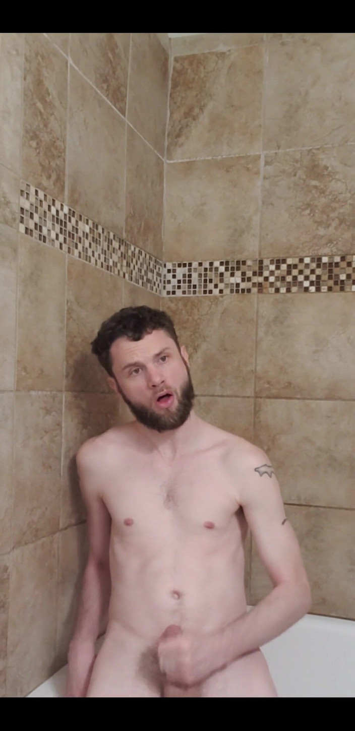 TalenJames: Mi sego e sborro nel nuovo bagno.