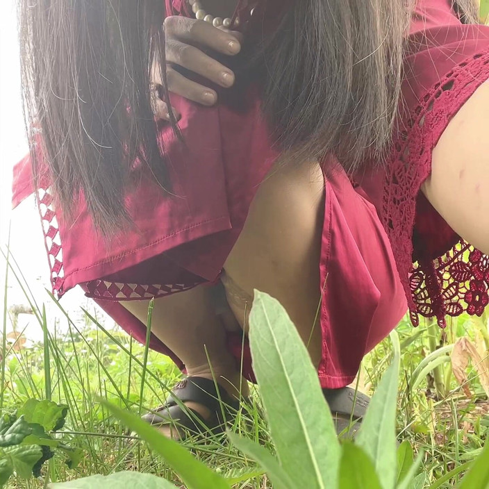 sweethanajapanese: Divertimento pisciando all'aperto in giardino