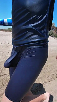 Surfer Dapat Erect In His Lycra Demi Keseronokan Rakyat