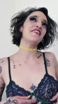 Cercetașă germană - futai anal nebun și lins în cur cu o franțuzoaică slabă tatuată Model Lena Fire