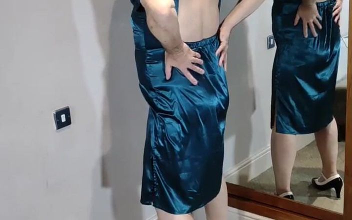 Sissy in satin: Super gorąca crossdresser backless niebieska satyna