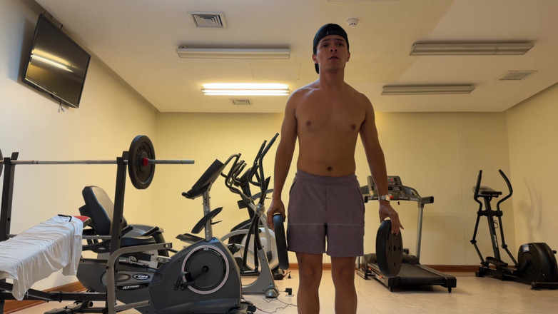joanraay: Allenarsi nuda nella palestra dell'hotel