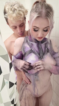 Nina williams lagi asik muasin memeknya pakai cat di kamar mandi